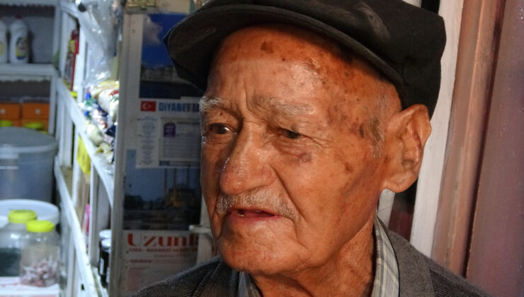 90 yaşında 50 yıldır bakkal işletiyor