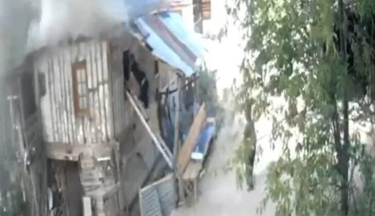 Alevlerin Sardığı Eve Giren Vatandaş Yaşlı Kadın ve Engelli Oğlunu Kurtardı