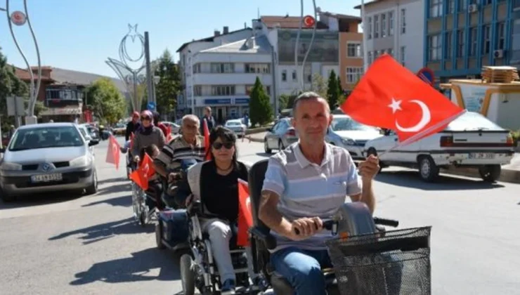 Engelli araçlarıyla konvoy oluşturup şehir turu attılar