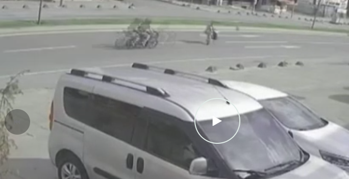 Yolun karşısına geçmeye çalışan engelli vatandaşa motosiklet çarptı