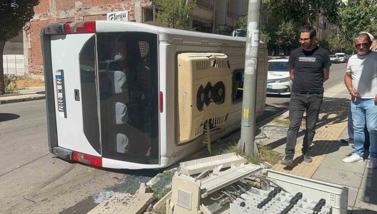 Kamyonet ile çarpışan yolcu minibüsü devrildi