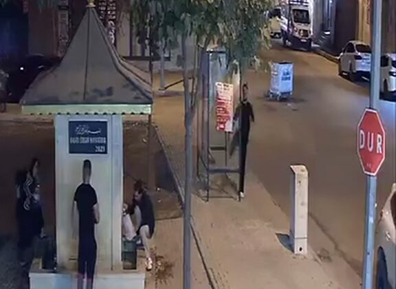 Tekmeyle otobüs durağının camını kırdı