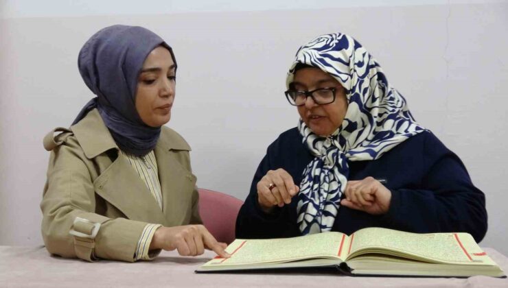 İşitme engelli kadın Kur’an-ı Kerim’i bir ayda öğrendi