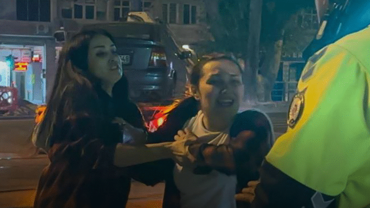 Polisin alkollü yolcuyla imtihanı kamerada