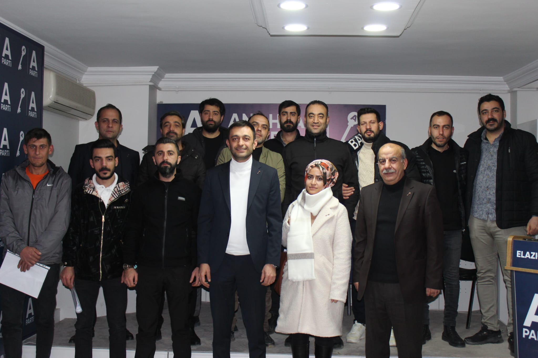 ANAHTAR PARTİ ELAZIĞ MERKEZ İLÇE TEŞKİLATI MAHALLE BAŞKANLARINA MAZBATALARINI TESLİM ETTİ