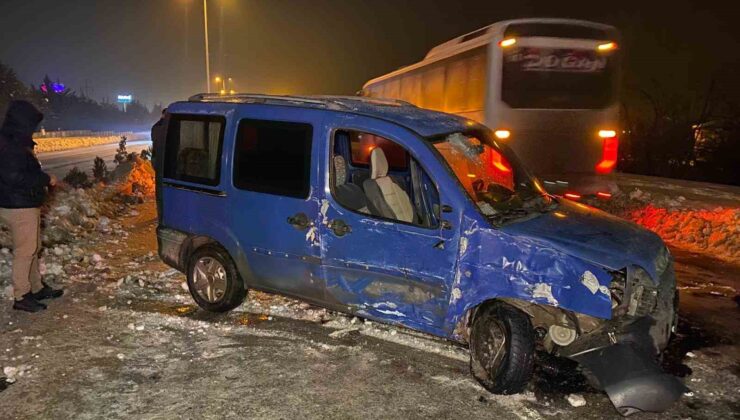 Hafif ticari araç, direğe çarpıp karşı şeride geçti: 4 yaralı