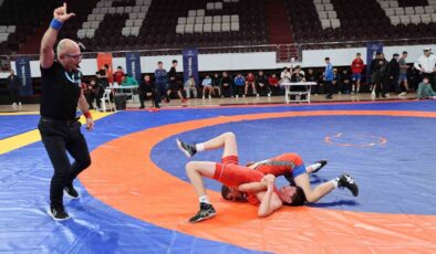 Gençler Güreş Müsabakaları Elazığ’da sürüyor