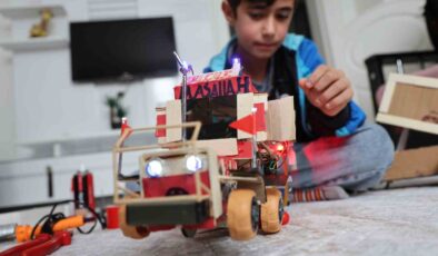 Atık malzemeler ve harçlığıyla traktör maketi üreten Selçuk, Selçuk Bayraktar’ı örnek alıyor