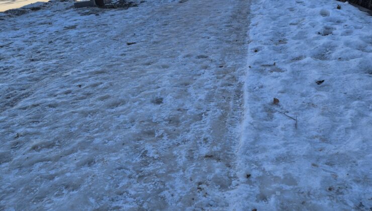 Elazığ’da “Buz”: Kaldırımlar Yayalar İçin Tehlike Saçıyor!