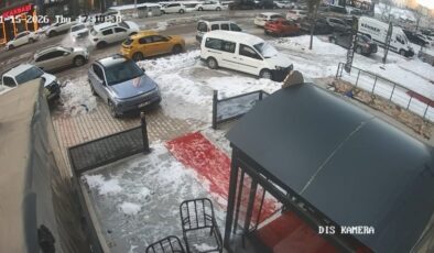 Elazığ’da 3 aracın karıştığı kaza kamerada: 1 yaralı