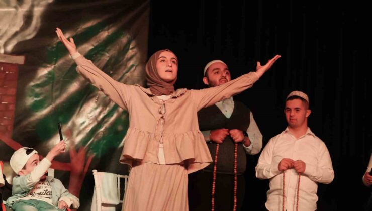 Engelli Bireyler Sahnede Usta Sanatçılara Taş Çıkarttı