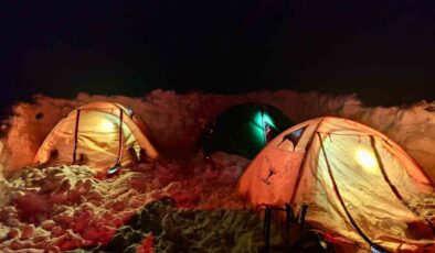 Yazın dalgalanan bayrak kışın buz kesti, o anlar görüntülendi