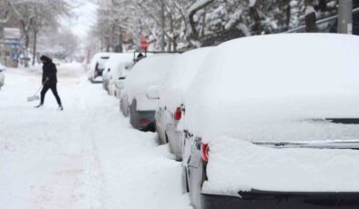 Elazığ’da kar kalınlığı 20 santimetreyi buldu, araçlar görünmez hale geldi