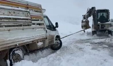 Kovancılar’da şarampole düşen araç kurtarıldı