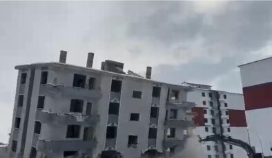 Elazığ’da hasarlı bina iş makinesiyle yıkıldı