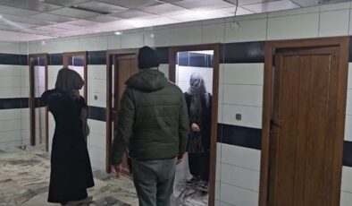 Zabıtadan kaçan dilenciler cami tuvaletinde yakalandı