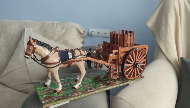 Konuşma ve işitme engelli vatandaş, atıkları sanata dönüştürüyor