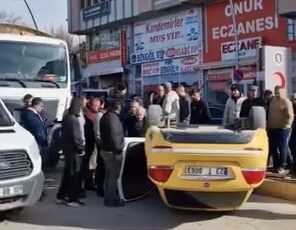 Beton mikseri ile çarpışan taksi ters döndü: 1 yaralı