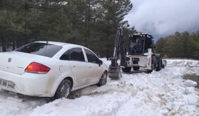 Elazığ’da karda mahsur kalan otomobil kurtarıldı