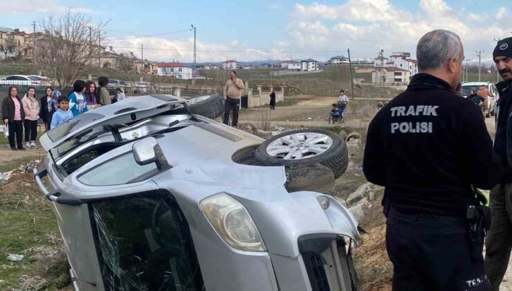 Hafif ticari araç şarampole devrildi: 1 yaralı