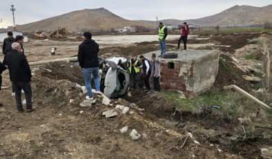 Elazığ’da otomobil aydınlatma direğine çarptı: 2 yaralı