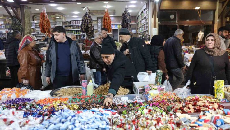 Elazığ Kapalı Çarşı’da Bayram Telaşı: Tezgâhlar Renklendi, Şekerler Görücüye Çıktı