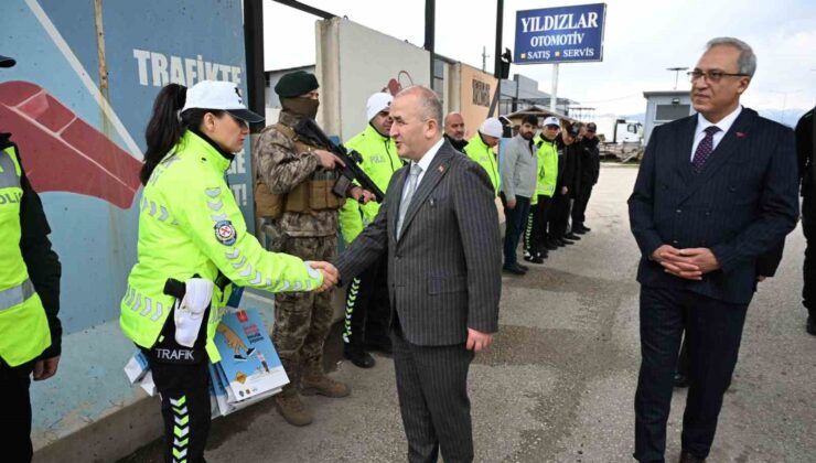 Vali Hatipoğlu, uygulama noktalarında güvenlik güçleri ve vatandaşlarla bayramlaş
