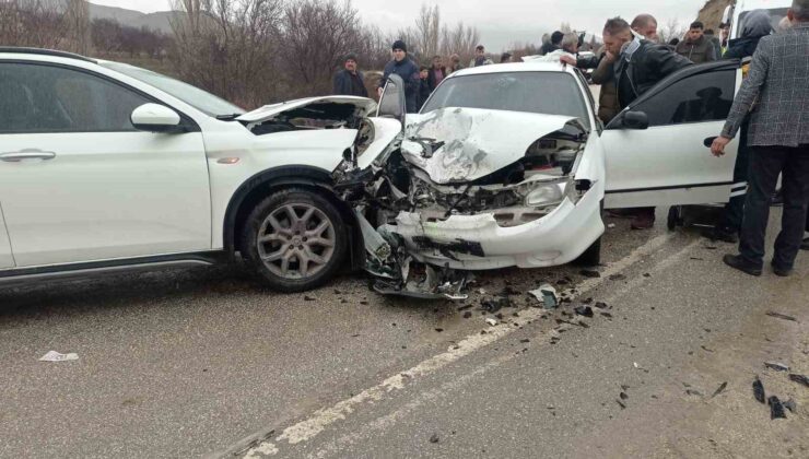Elazığ’da iki otomobil çarpıştı: 9 yaralı