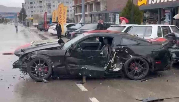 Elazığ’da otomobil park halindeki 4 araca çarptı