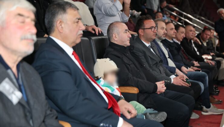 Elazığ’da Kültür Rüzgarı: 16 İlden Gelen Gençler Halk Oyunları İçin Sahne Aldı