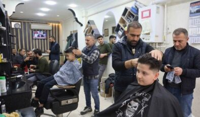 Elazığ’da Berberlerin Bayram Mesaisi Başladı: Sahura Kadar Bayram Tıraşı