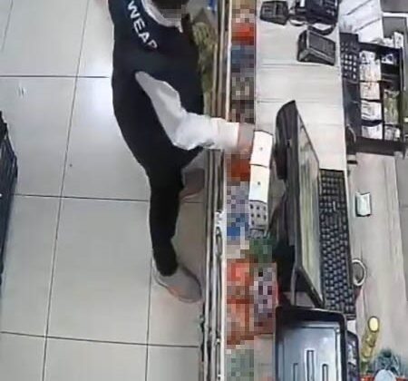 Kasiyeri farklı yöne yönlendirip, kasada bulunan eriği çaldı