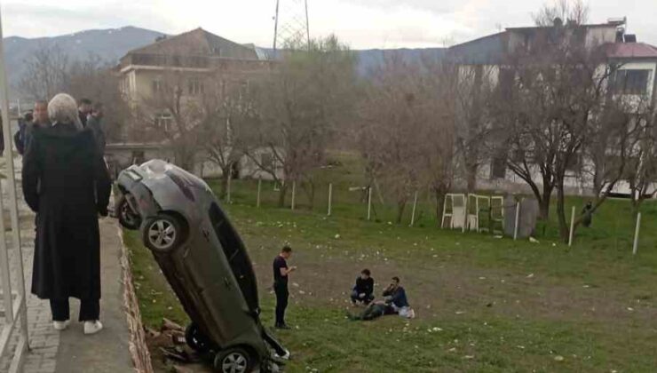 Elazığ’da otomobil şarampole uçtu: 1 yaralı