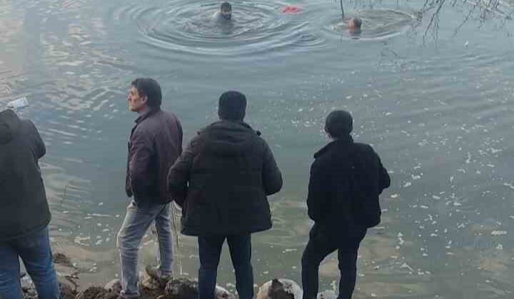 Baraj gölüne uçan otomobildeki sürücüyü ekipler kurtardı