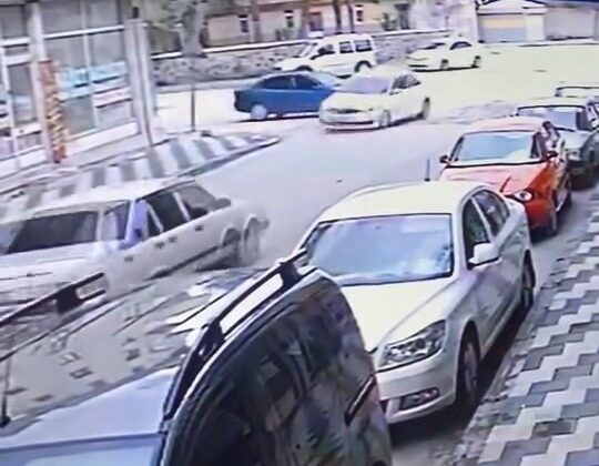 Elazığ’da otomobillerin çarpışma anı kameraya yansıdı