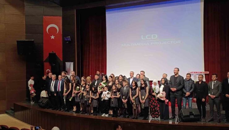 Elazığ’da öğretmen, veli ve öğrencilerden oluşan koro büyük beğeni topladı