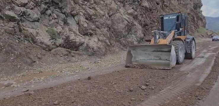 Karakoçan’da heyelan nedeniyle kapanan köy yolu yeniden ulaşıma açıldı