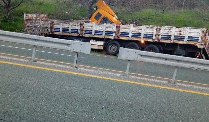 Elazığ’da tır yoldan çıktı: 1 yaralı