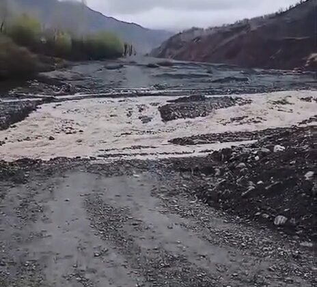 Elazığ’da selden dolayı kapanan yolda çalışma başlatıldı