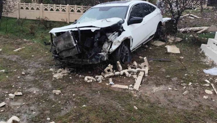 Elazığ’da otomobil mezarlığa girdi: 2 yaralı