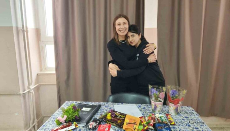 SİVRİCE’DE DUYGULANDIRAN VEFA: “ÖĞRETMENE SAYGILI NESİL YETİŞİYOR”