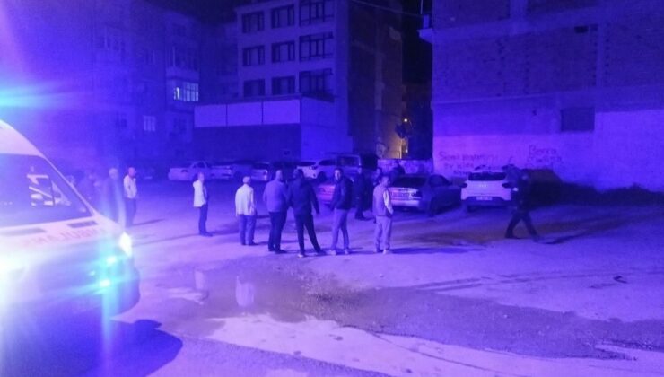 Araç içerisinde yanıcı madde alev aldı: 3 yaralı