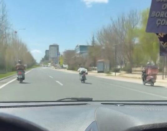 Canını hiçe sayıp motosikleti üzerine uzanarak sürdü