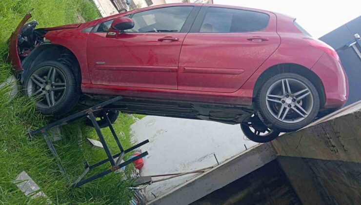 Elazığ’da Sıra Dışı Kaza: Şarampole Uçan Araç Dik Durdu!