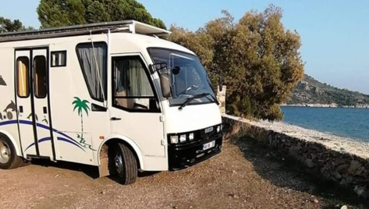 Babasından kalan sessiz hatıralara gözü gibi bakıyor