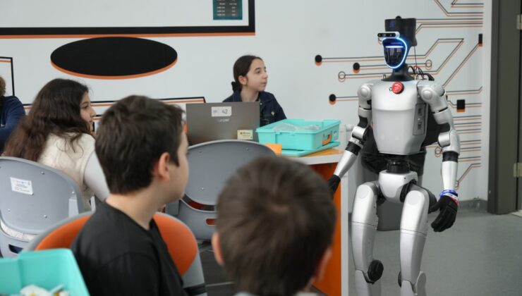 Türkiye’nin nüfusa kaydedilen ilk robotu şimdi de işe başladı