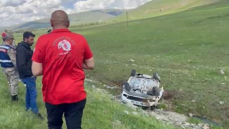 Elazığ’da otomobil şarampole devrildi: 3 yaralı