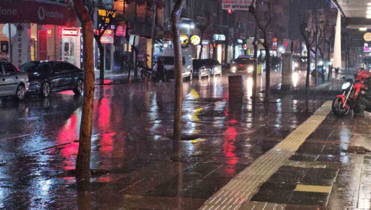 METEOROLOJİ UYARDI: Elazığ’da Sağanak Yağış Kuvvetini Artırarak Sürüyor!