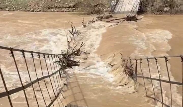 Munzur Nehri taştı, asma köprü çöktü