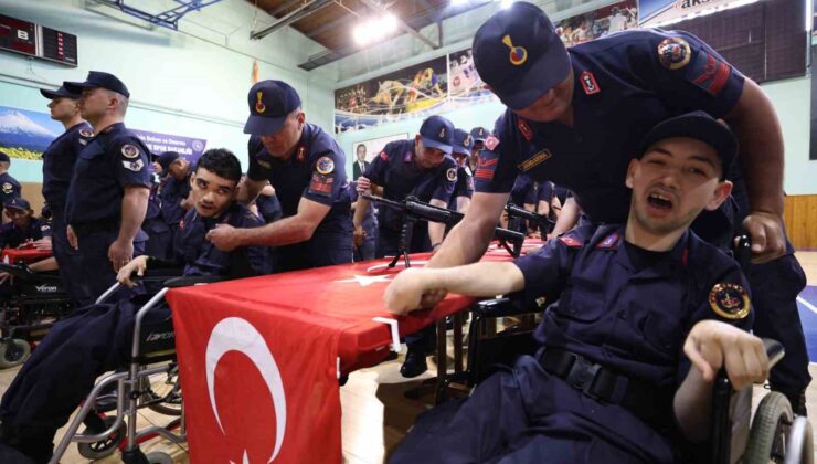 Aksaray’da özel gençlerin bir günlük askerlik heyecanı
